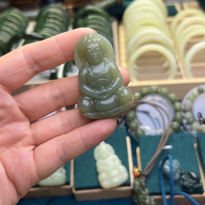 和田玉颈饰未镶嵌菩萨青黄口