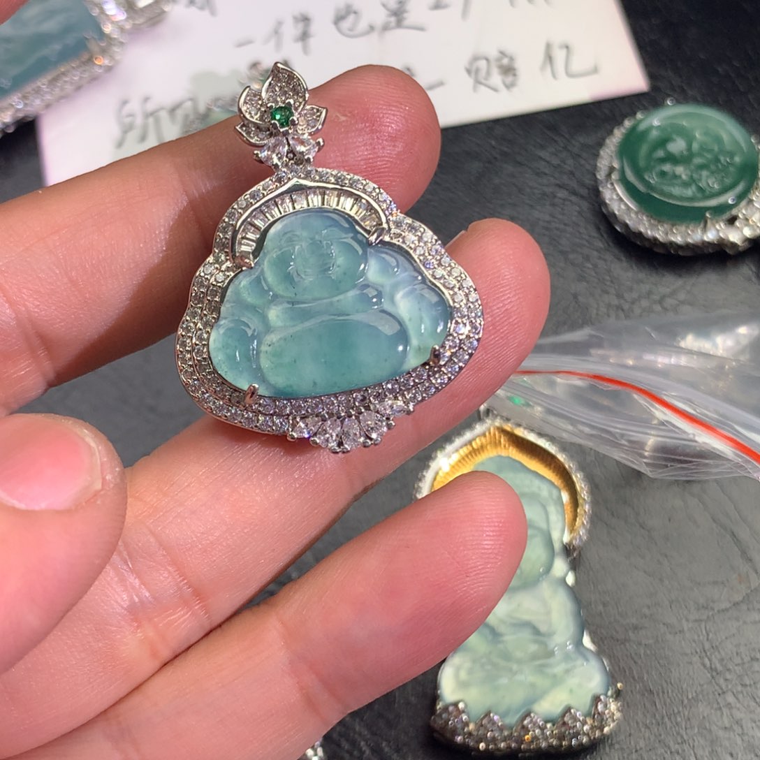 翡翠颈饰未镶嵌佛公