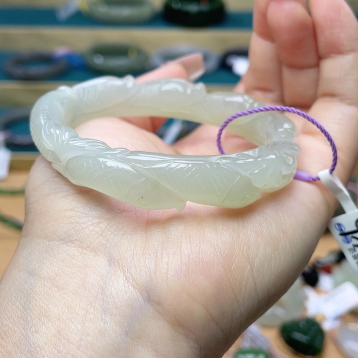 和田玉手镯56圈口。编号42未镶嵌高**姐