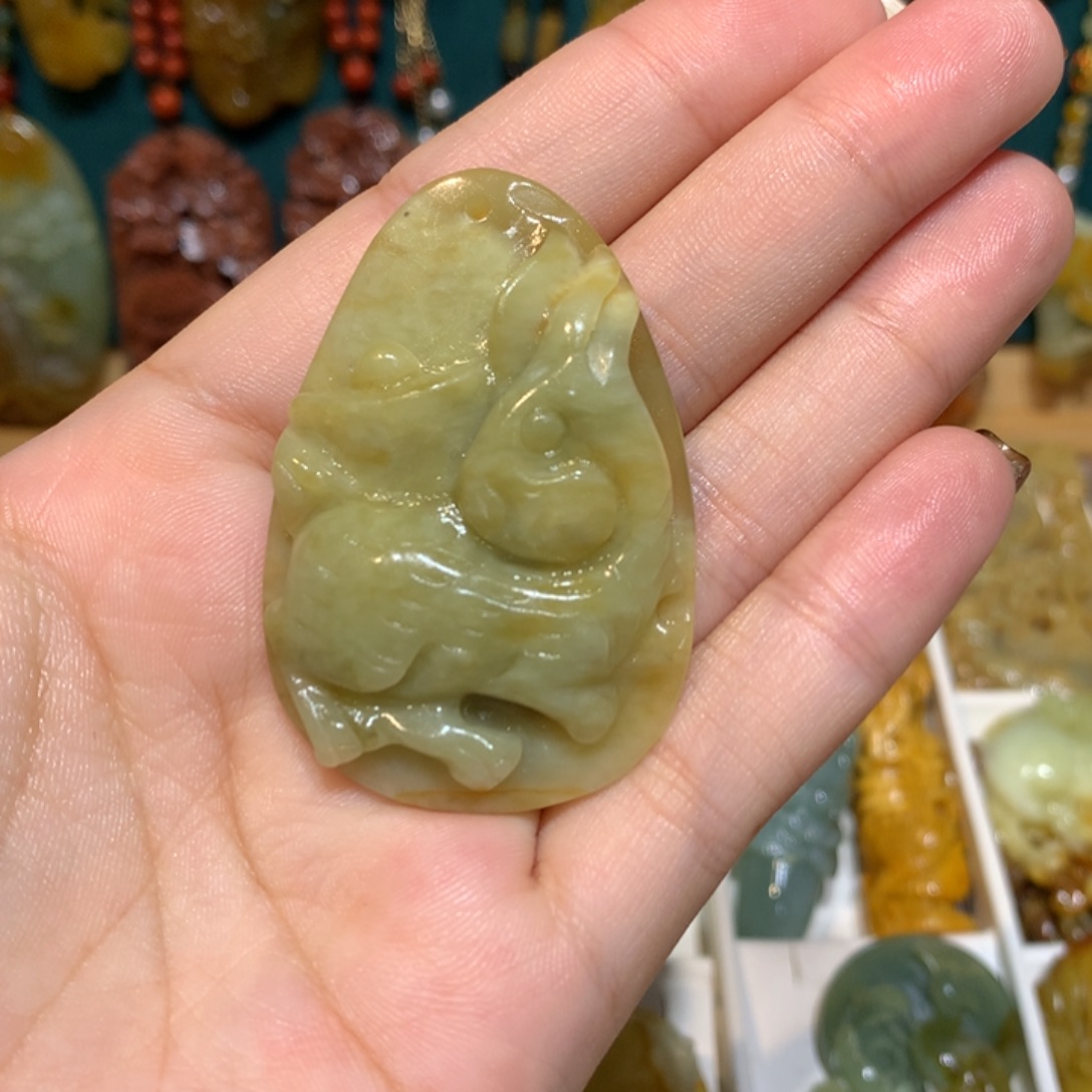 蛇纹石玉未镶嵌颈饰