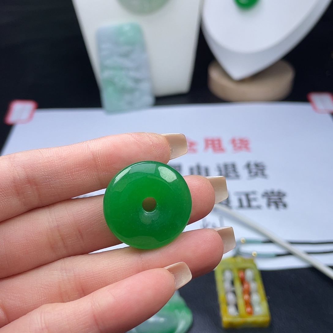 翡翠未镶嵌吊坠(赠链)