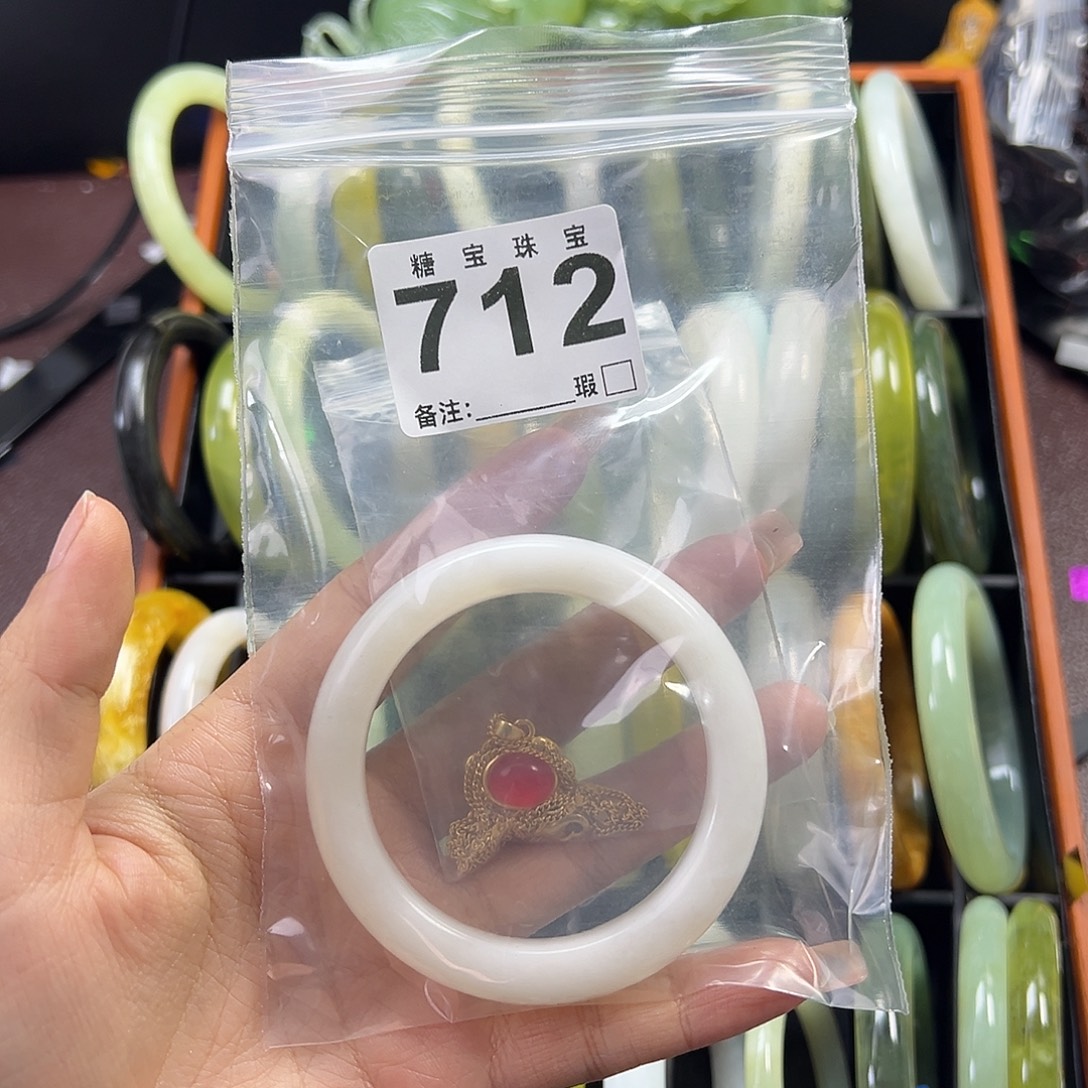 小****蛇纹石玉未镶嵌手镯