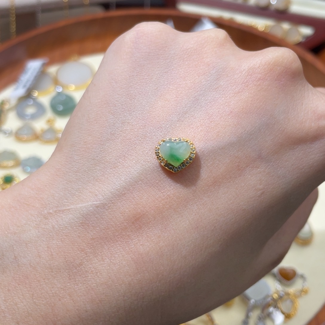 翡翠未镶嵌颈饰爱心路路通