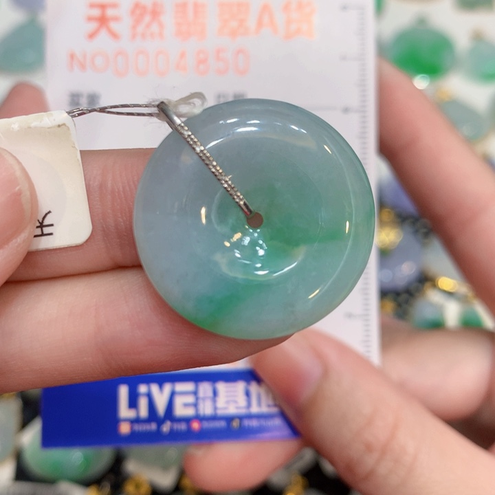 翡翠18K金镶嵌颈饰扣