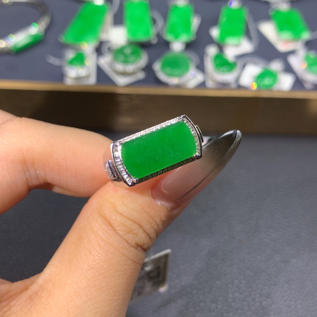 翡翠戒指18K金镶嵌翡翠