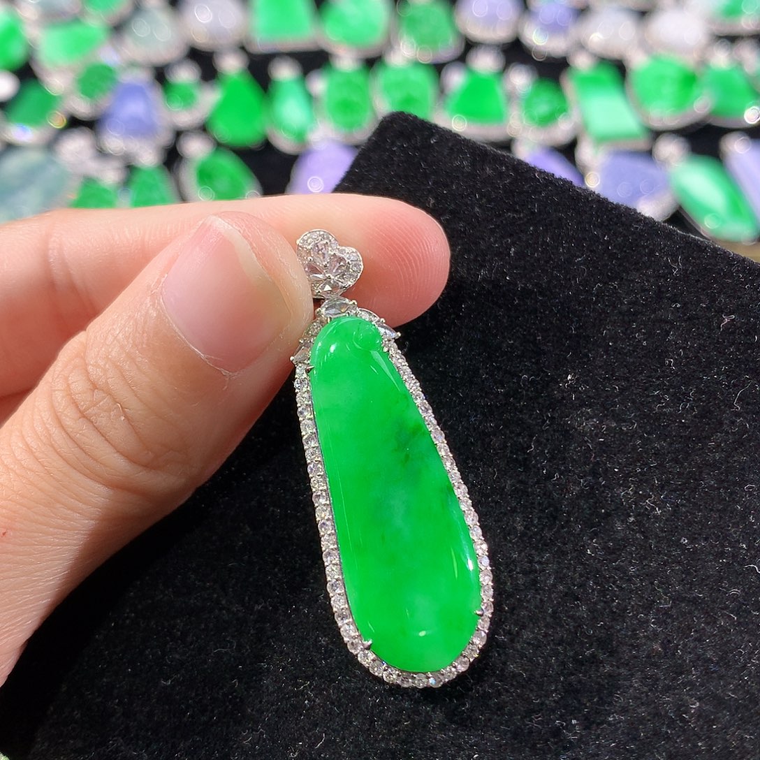 翡翠18K金镶嵌颈饰