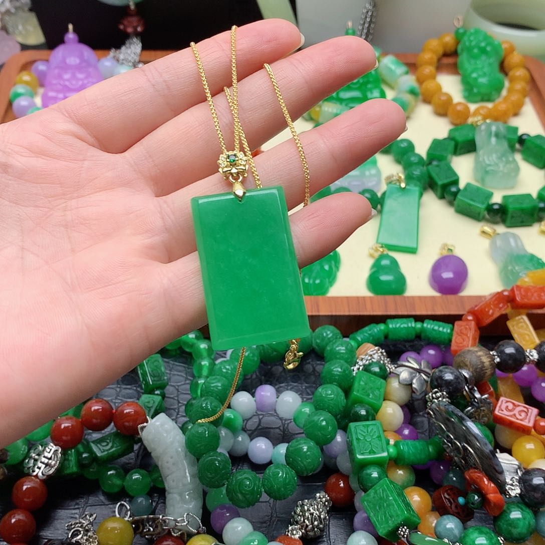 翡翠未镶嵌吊坠(赠链)