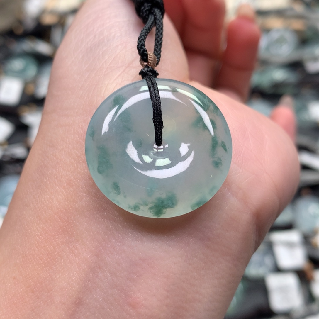 翡翠颈饰未镶嵌平安扣