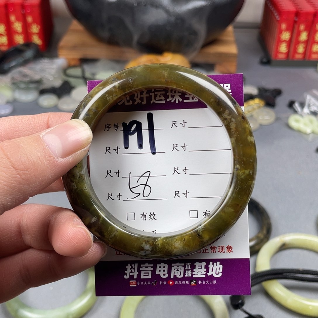 蛇纹石玉手镯未镶嵌
