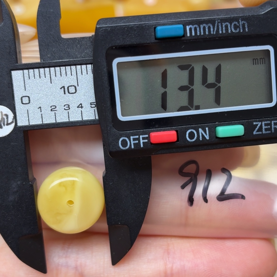 飞****蜜蜡未镶嵌裸石蜜蜡