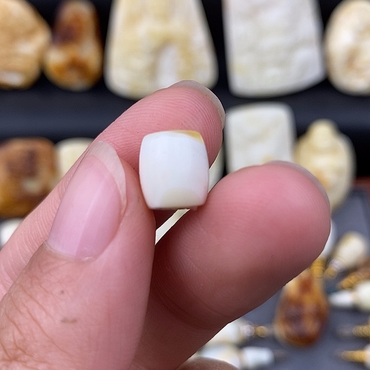 琥珀未镶嵌裸石8瓷白直切b114