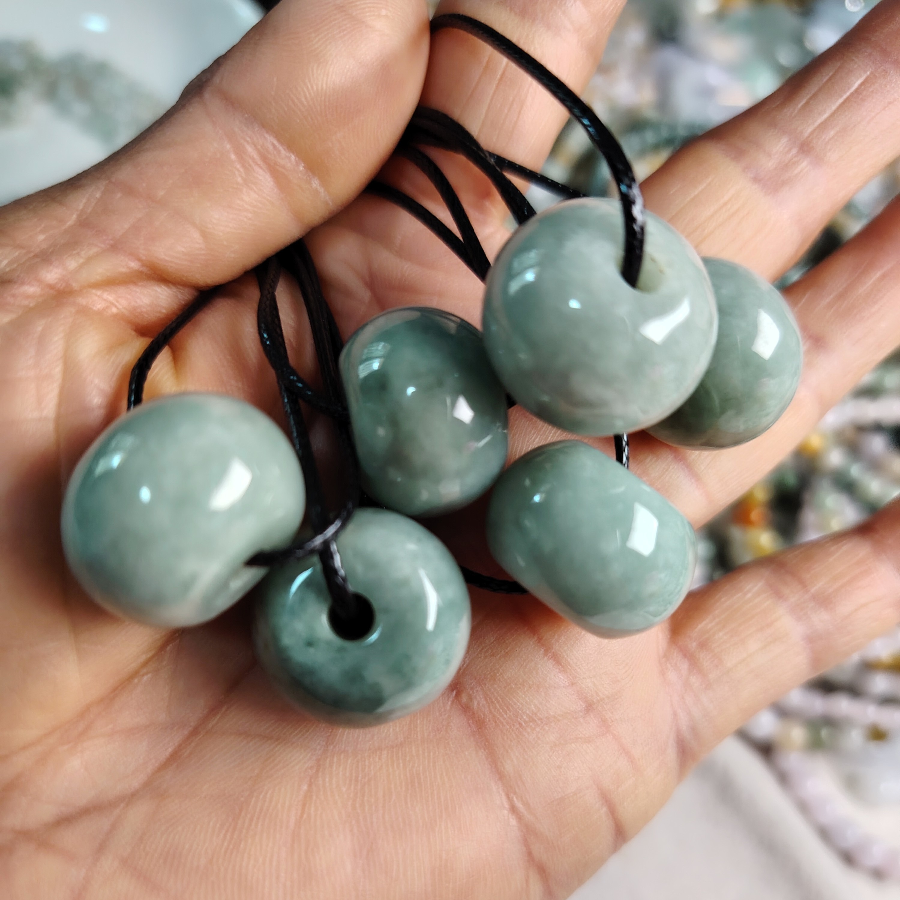 天然A货翡翠缅料豆绿底色大路路通卡18加无裂纹一颗随机发