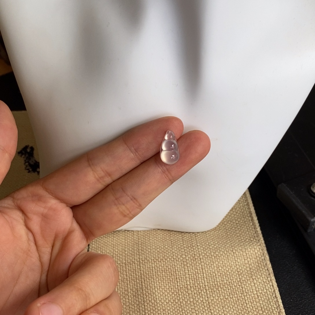 翡翠未镶嵌颈饰豆子