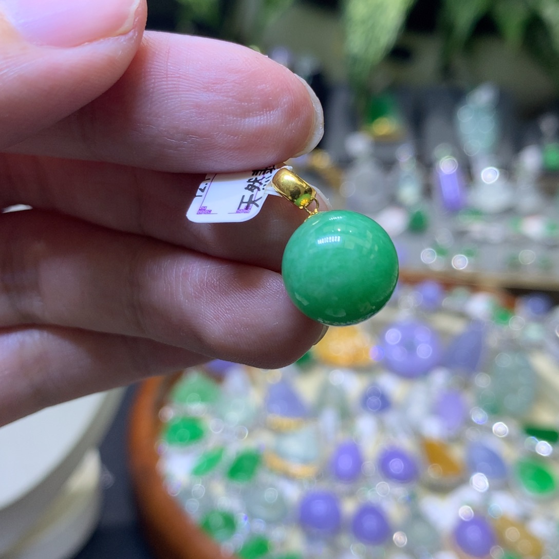 颈饰18K金镶嵌翡翠