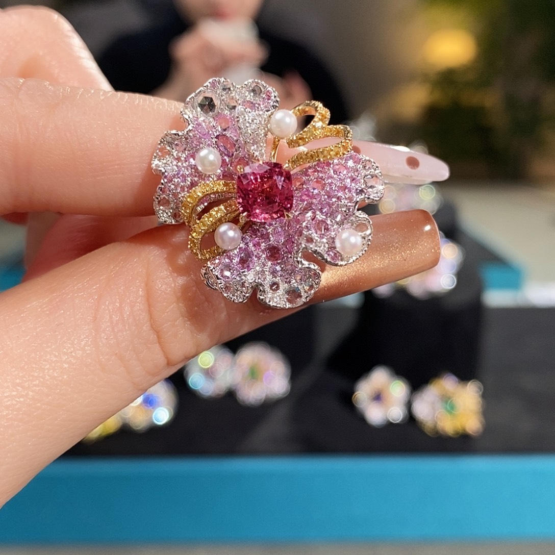 糖***地尖晶石18K金镶嵌戒指1.36ct