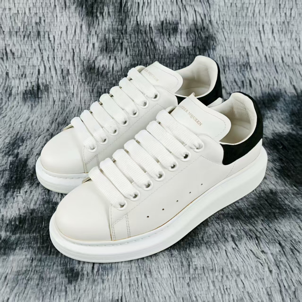 95新 Alexander McQueen/亚历山大·麦昆 经典黑尾板鞋 38码无盒