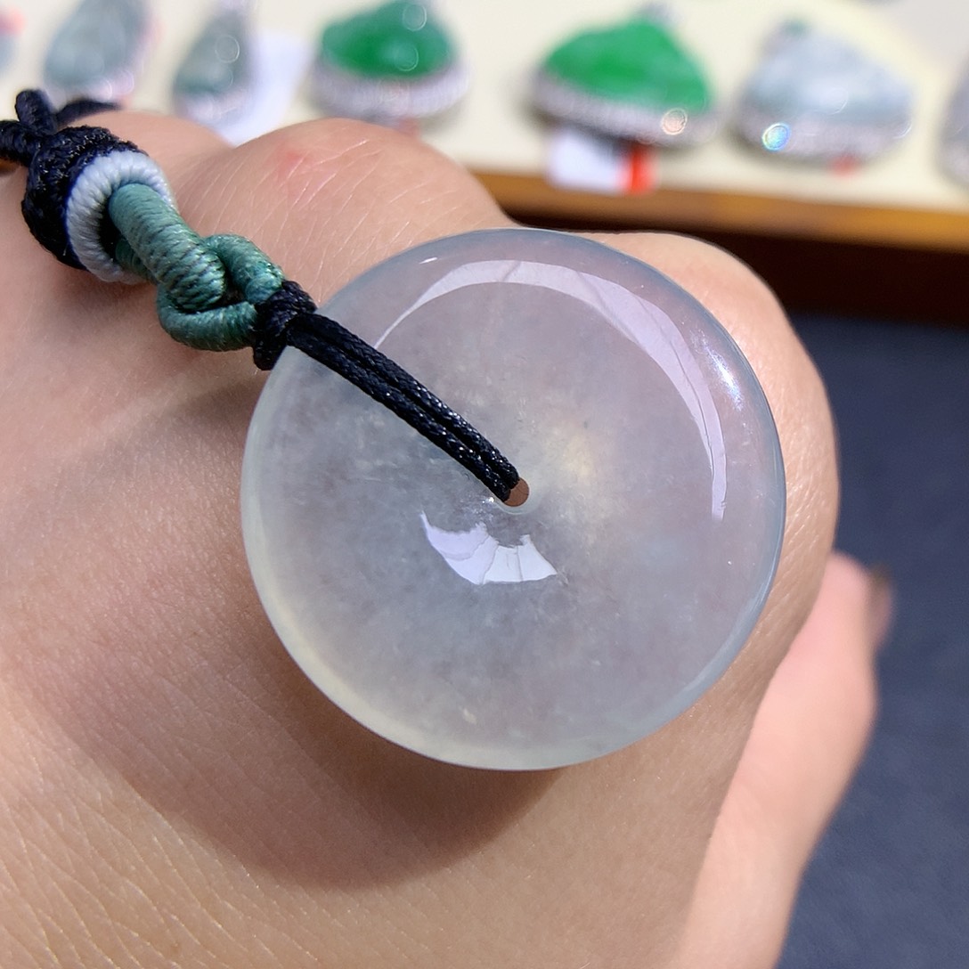 翡翠颈饰未镶嵌平安扣