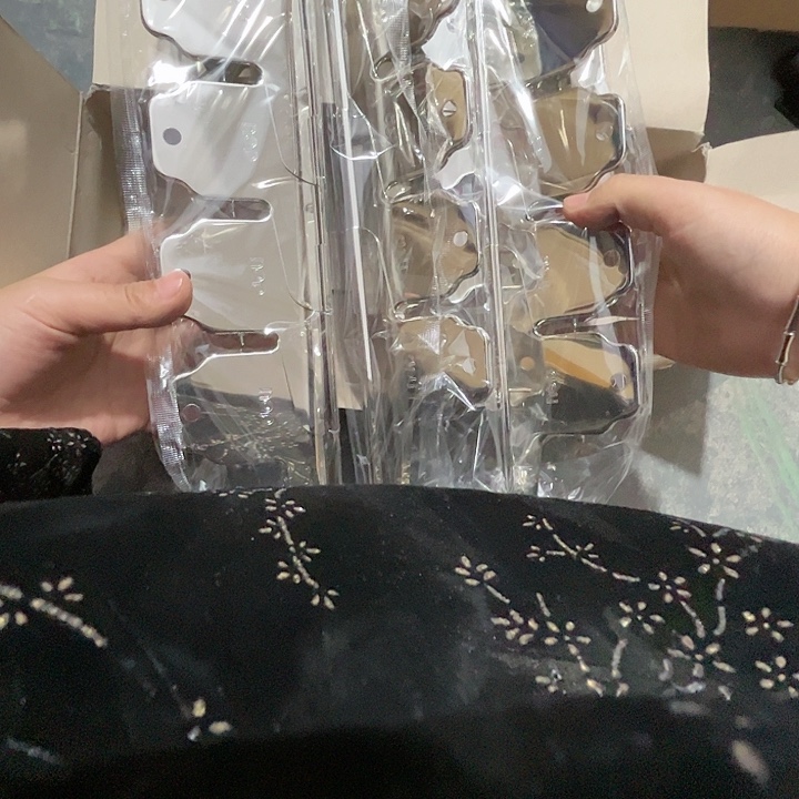 山形铁票夹一盒12只。   