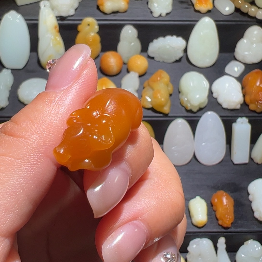 和田玉（糖玉）未镶嵌颈饰雄**翅