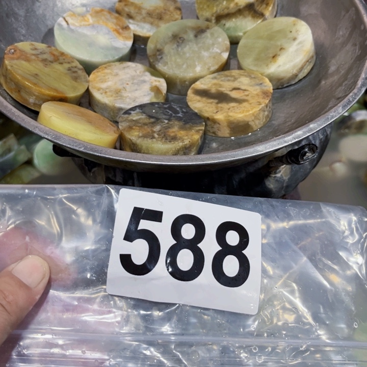 二***国蛇纹石玉未镶嵌岫玉