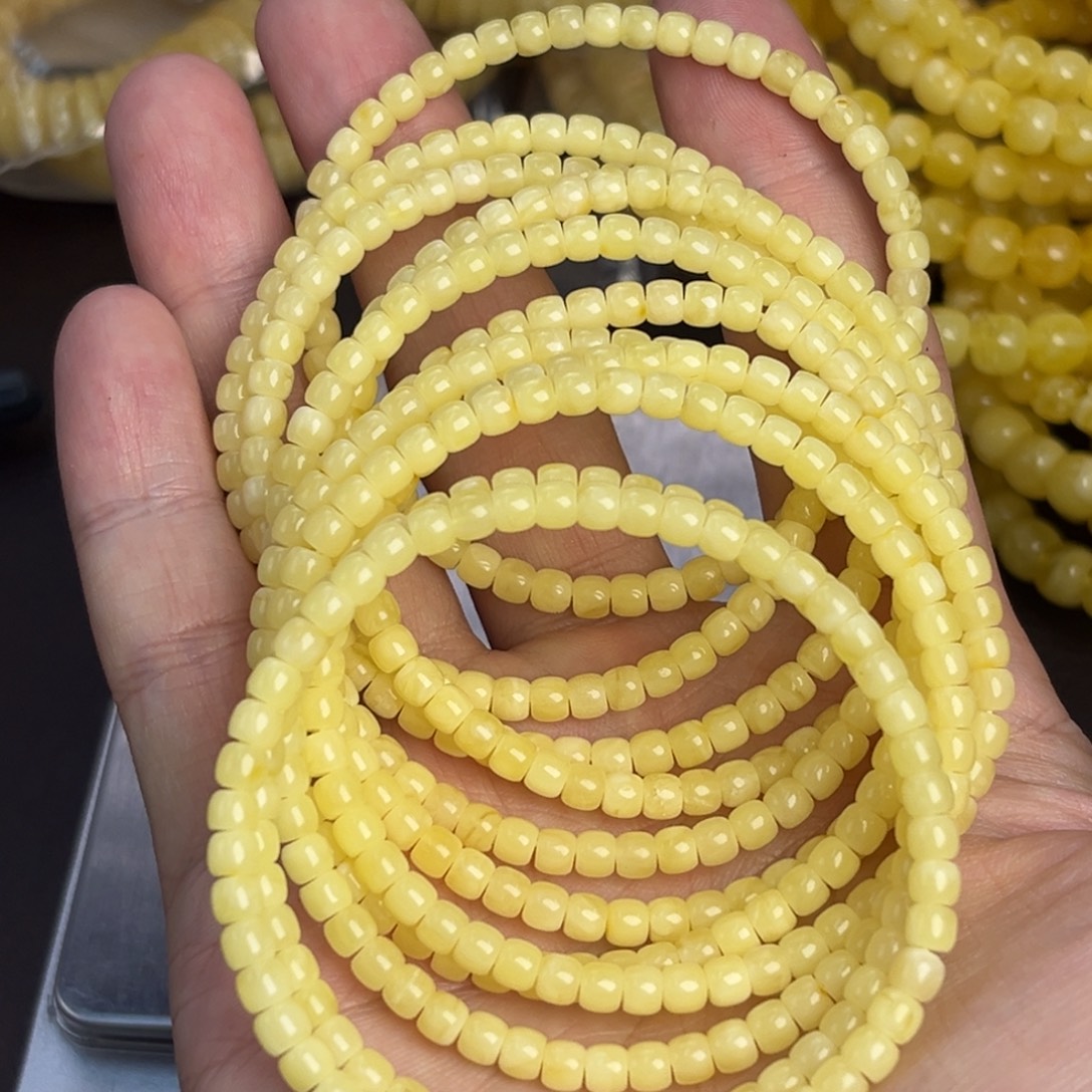 琥珀未镶嵌裸石4mm奶黄包多样发其一