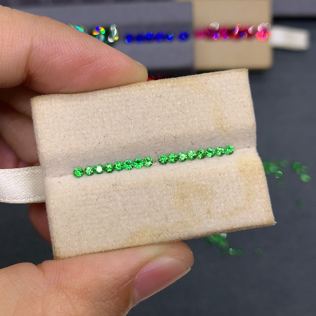 矅***威未镶嵌石榴石（沙弗莱）裸石16颗57.5分