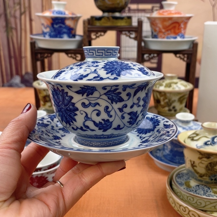 陶摆件青花缠枝莲元宝盖碗