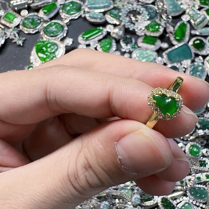 翡翠颈饰未镶嵌天然A货翡翠放漏