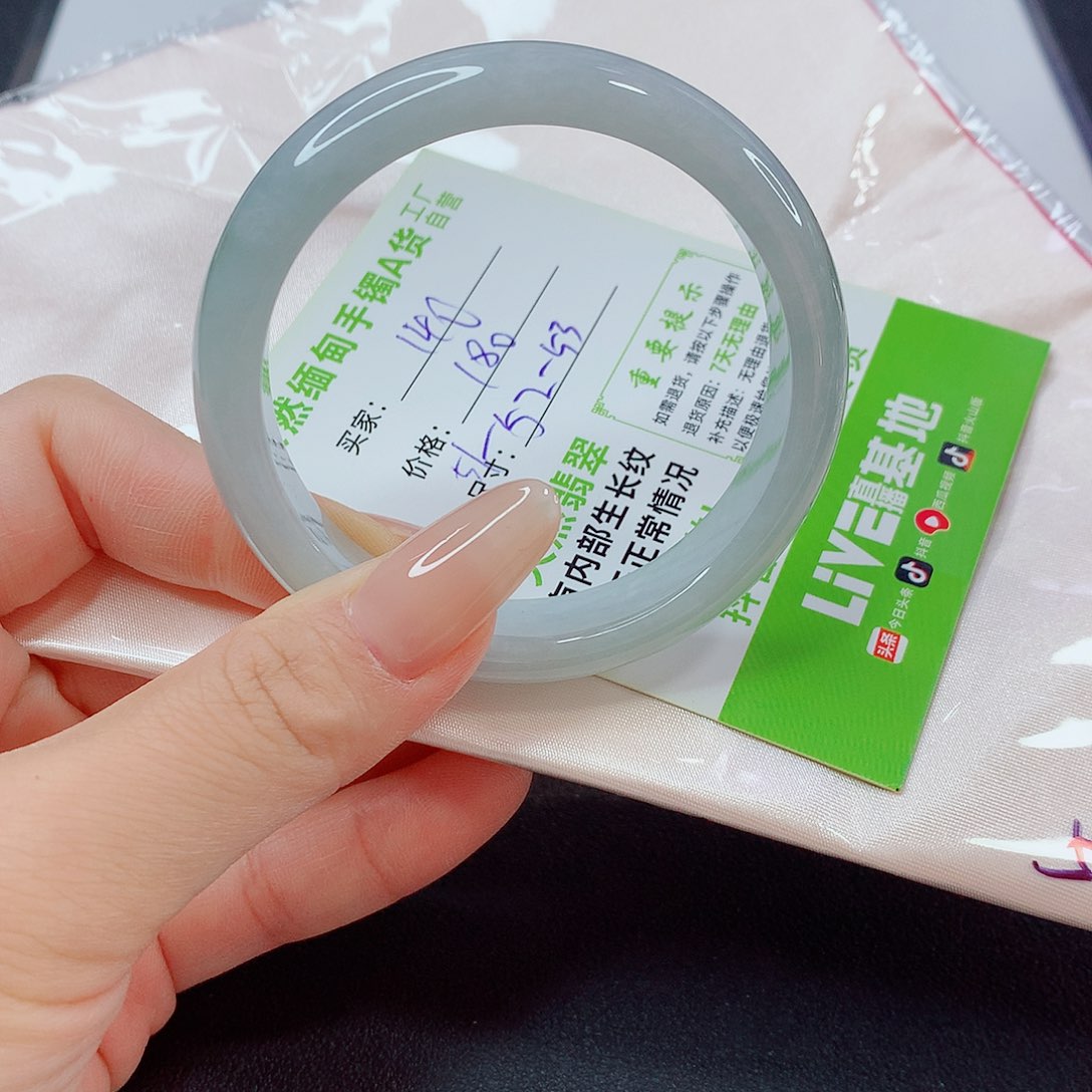 翡翠手镯未镶嵌翡翠