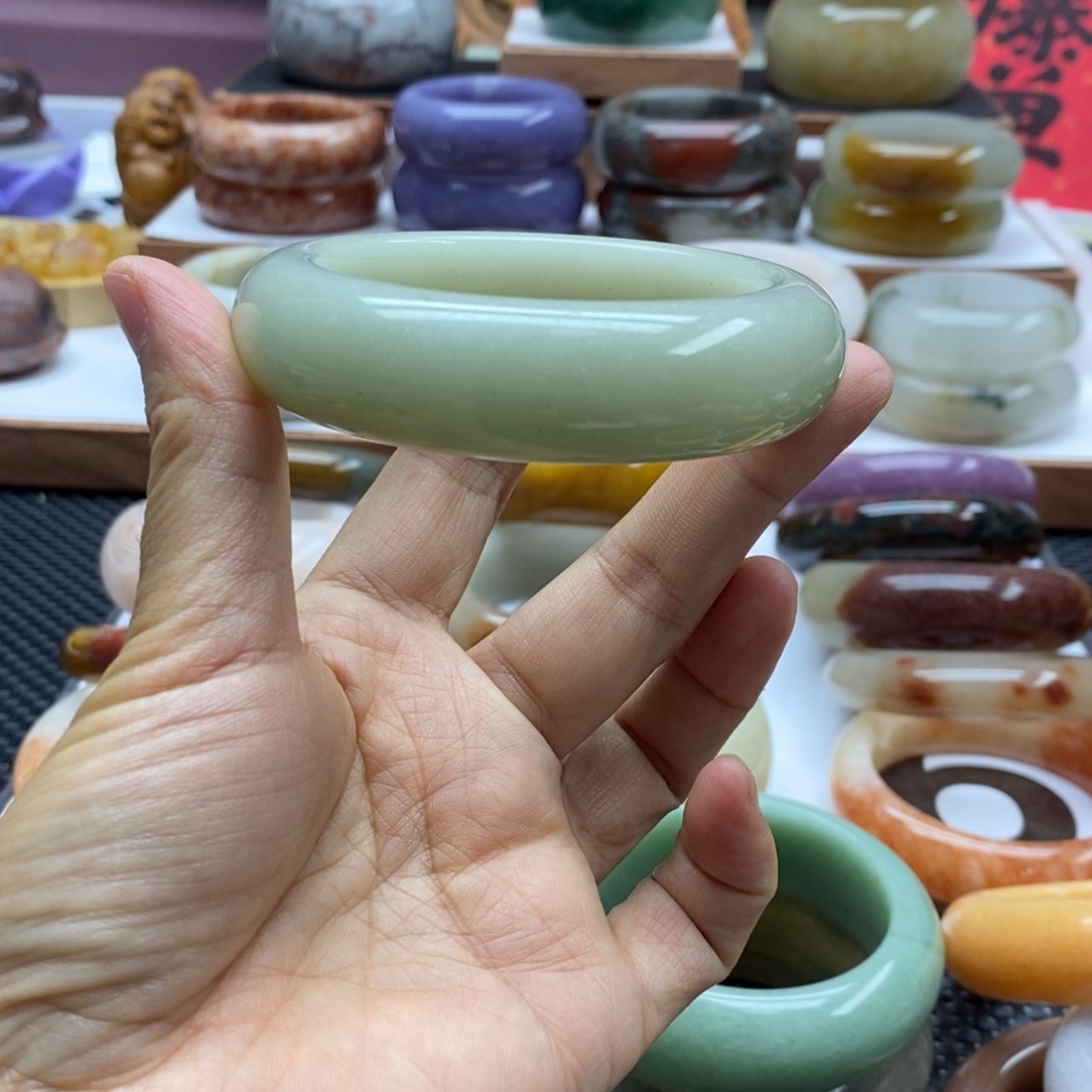 没***事石英岩玉手镯未镶嵌