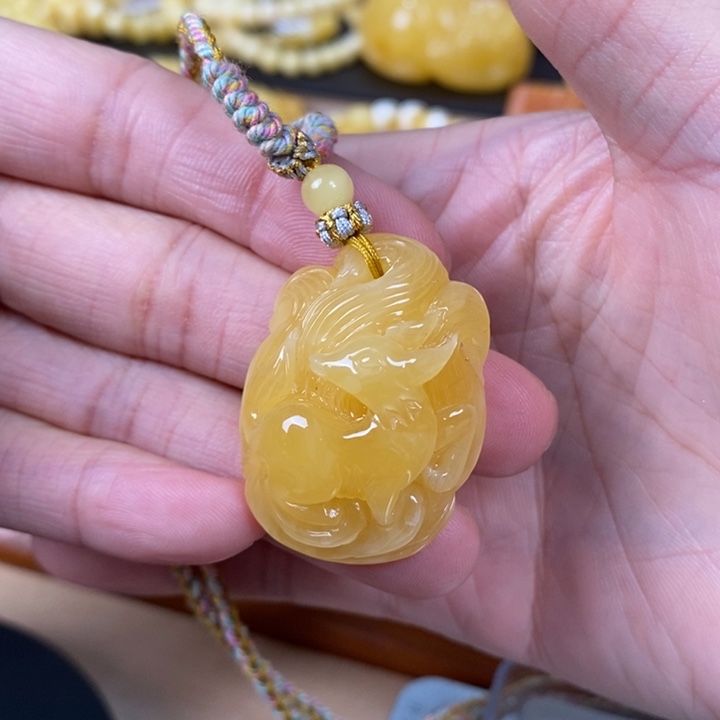 未镶嵌琥珀裸石雕刻件