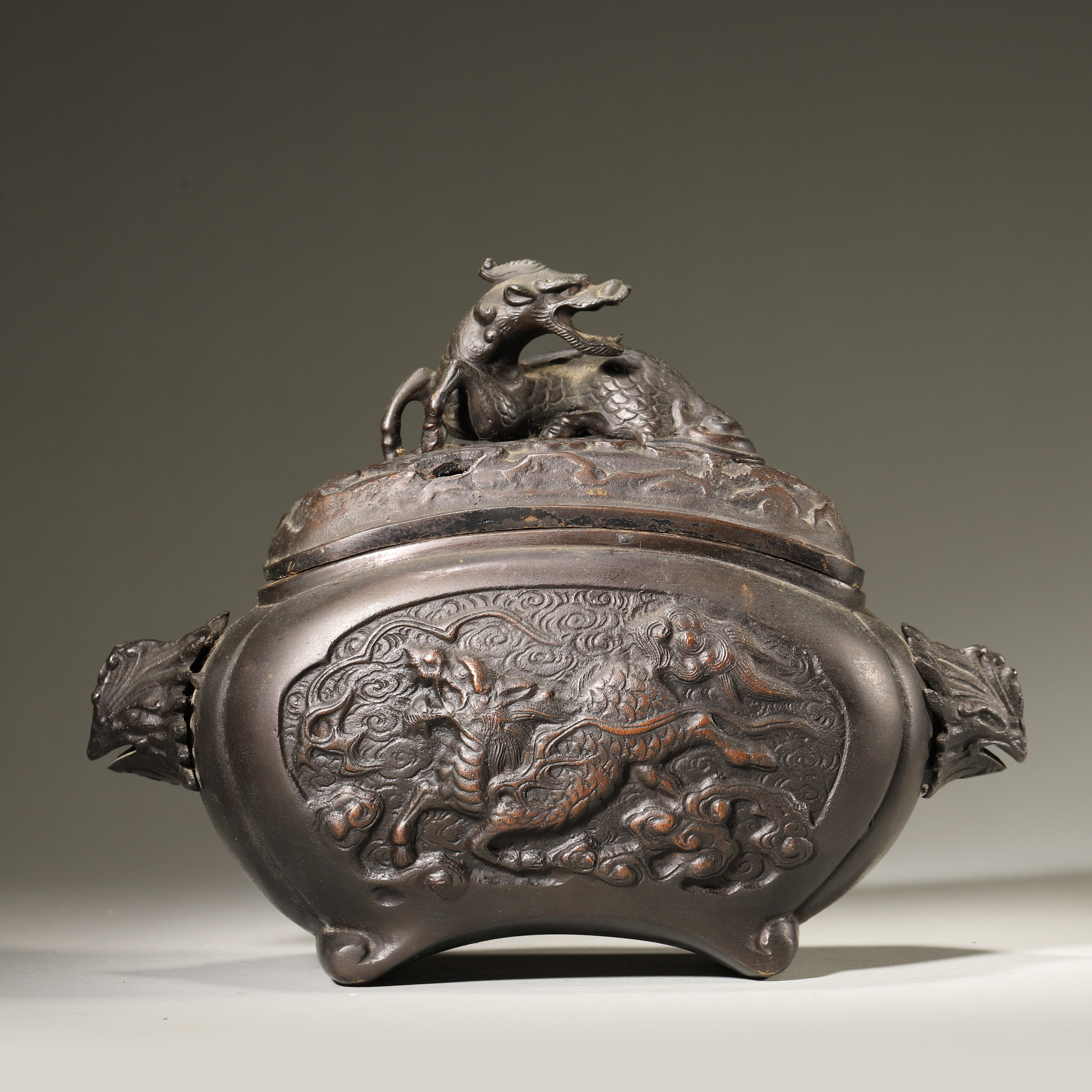 Lot07清代 铜麒麟钮天鸡耳熏炉