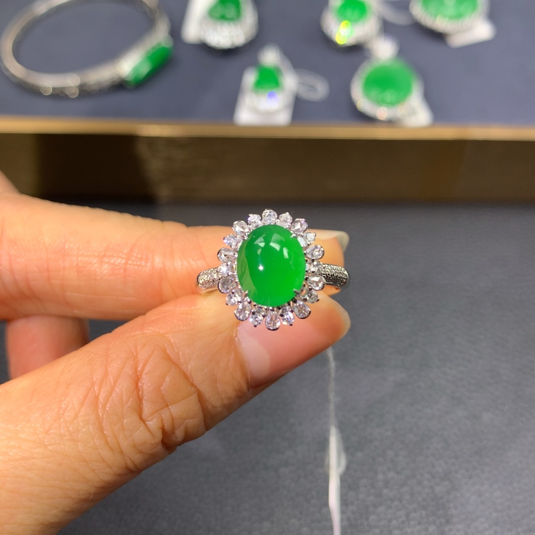 翡翠戒指18K金镶嵌翡翠