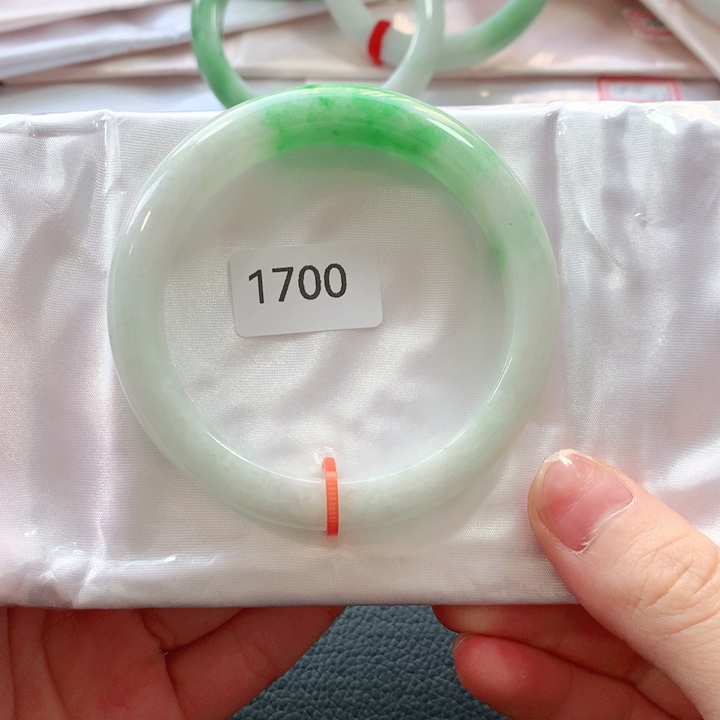 翡翠手镯未镶嵌天然翡翠手镯