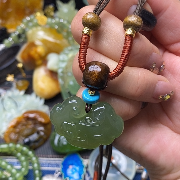 蛇纹石玉未镶嵌颈饰