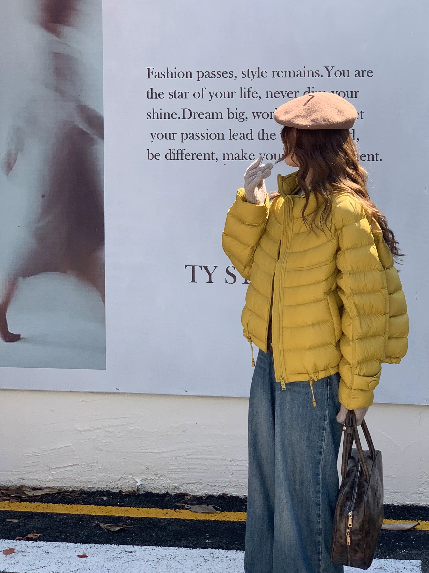 2025立领排骨轻薄羽绒服女简约短款舒适保暖秋冬出街吸睛穿搭外套