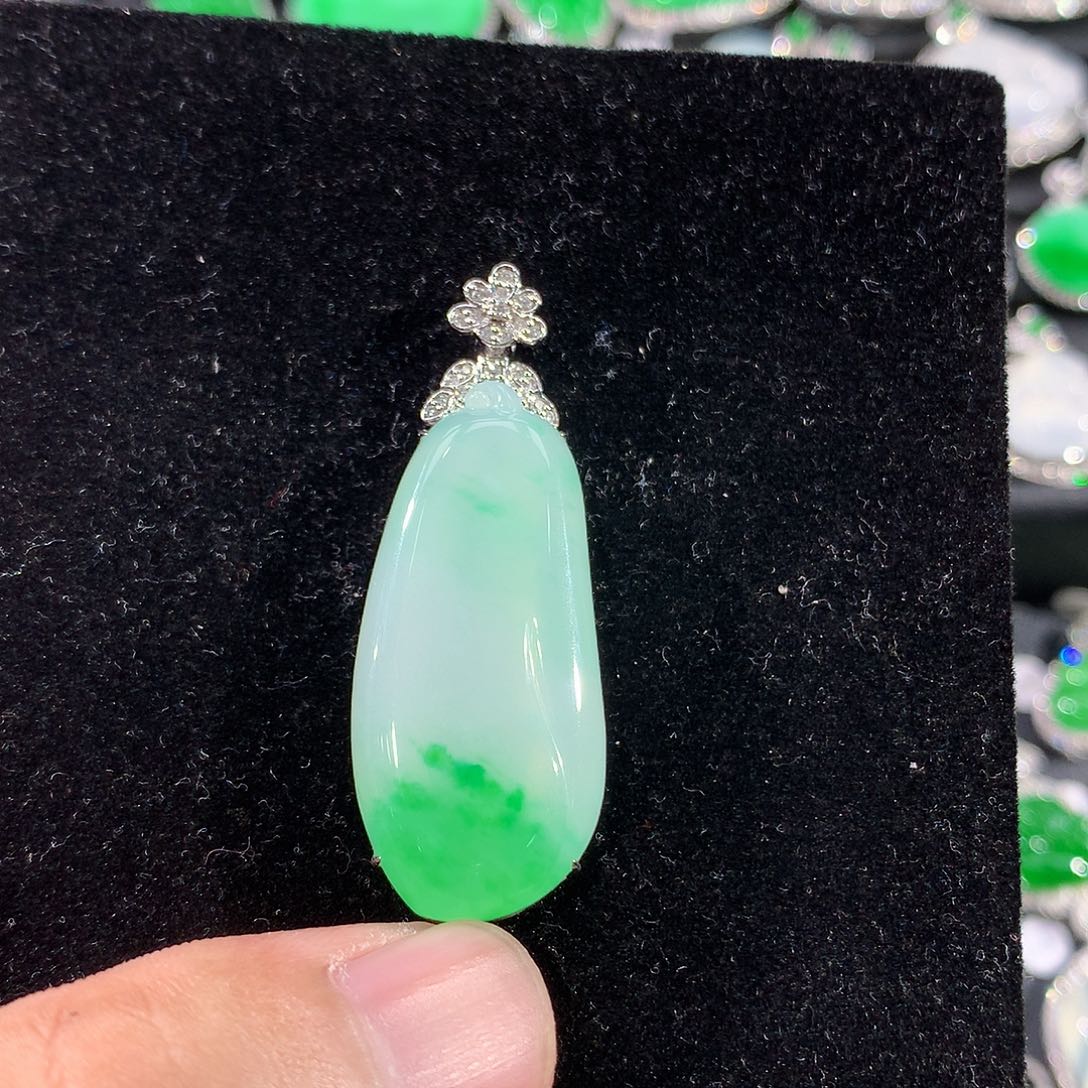 翡翠18K金镶嵌颈饰