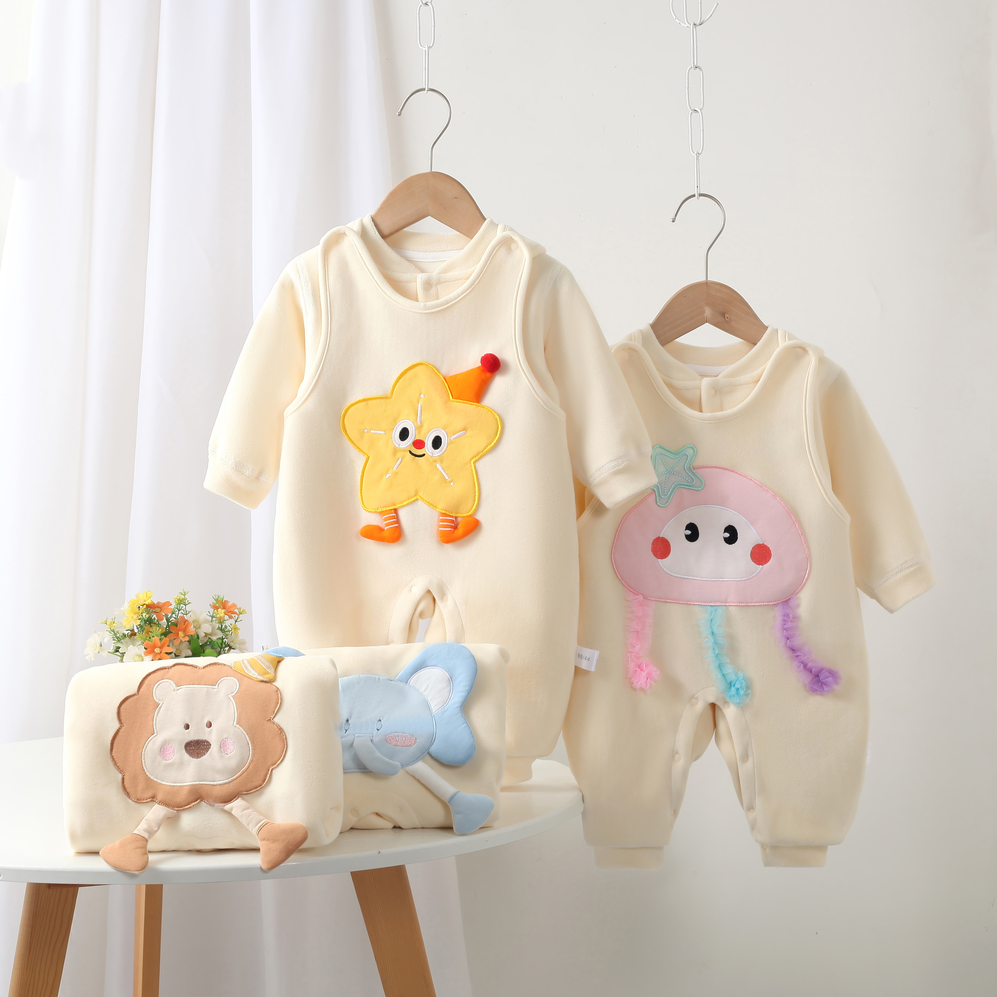 婴幼儿春秋新款加绒无骨连体套装可爱时尚百搭洋气卡通宝宝衣服