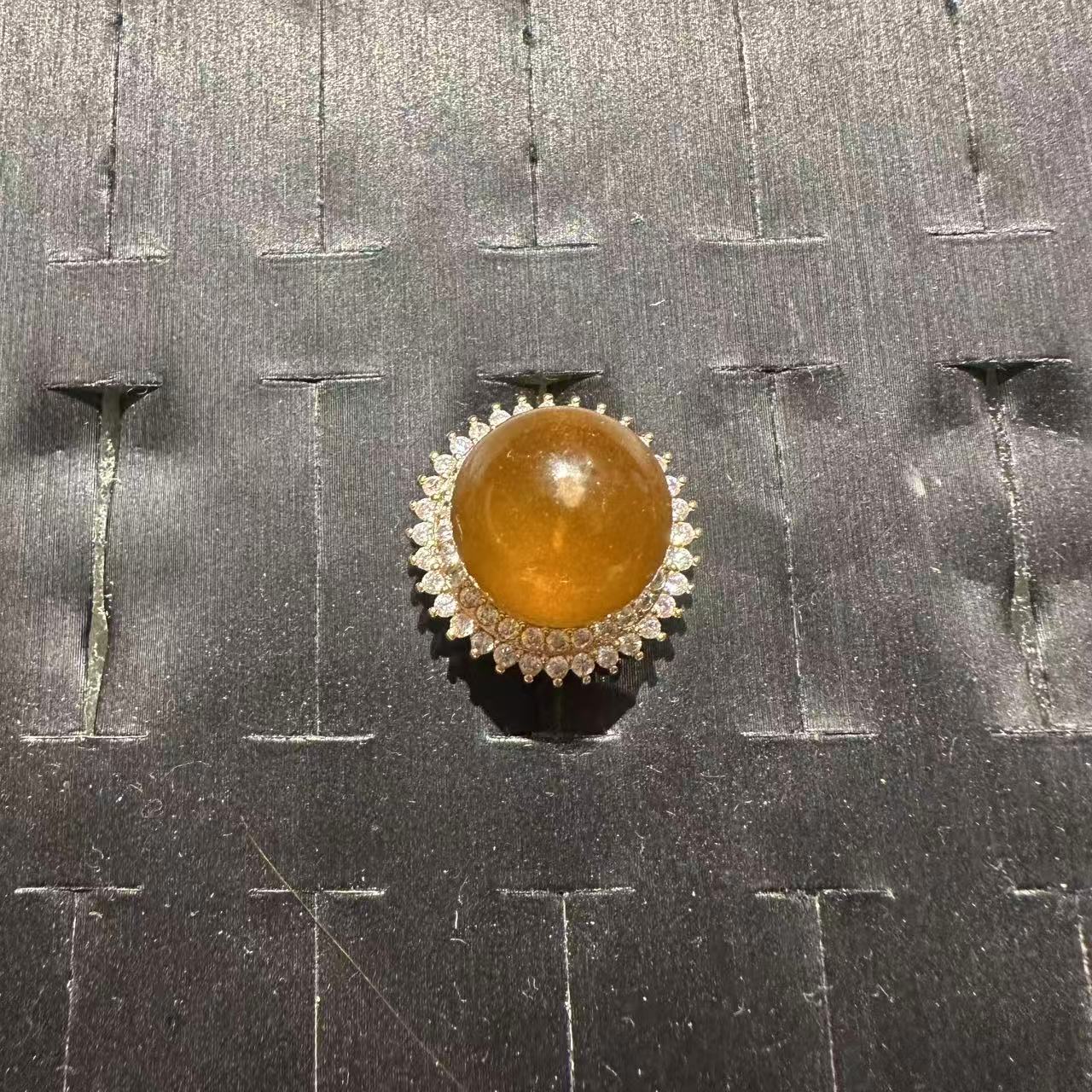 走进万家专属 Q251 戒指
