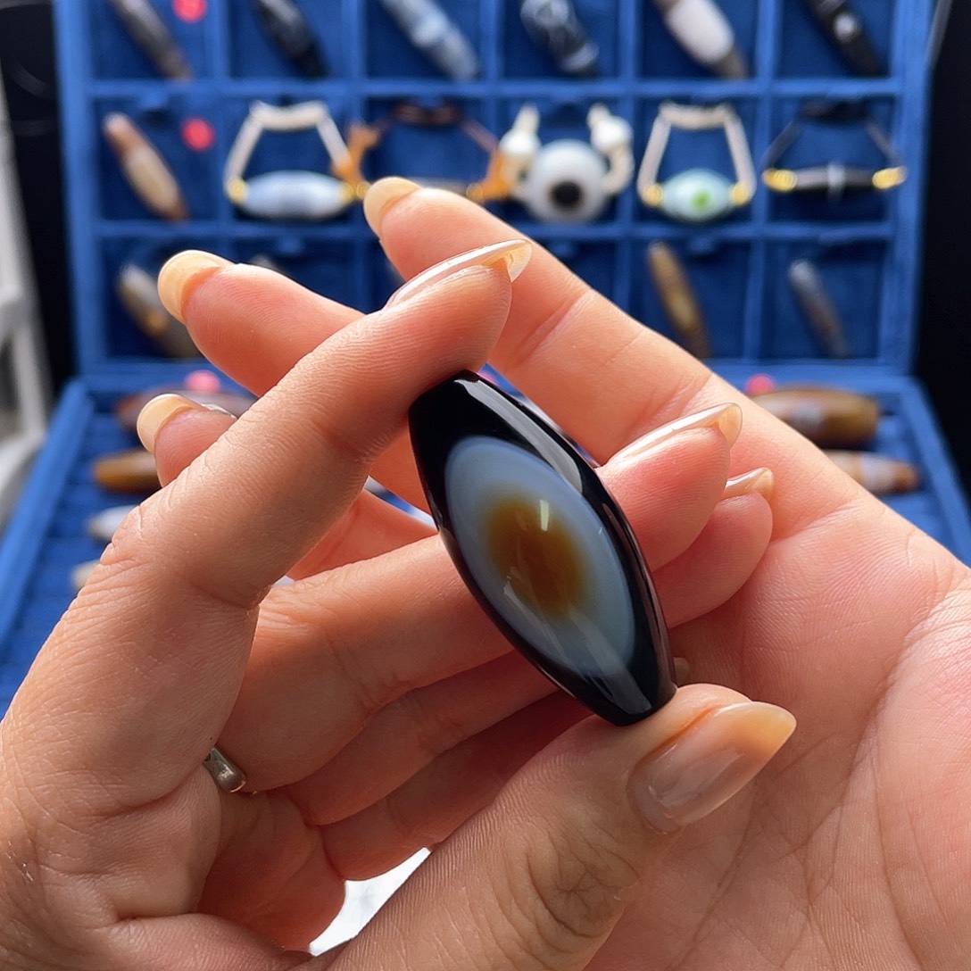 用***丰玛瑙/玉髓未镶嵌珠宝半成品