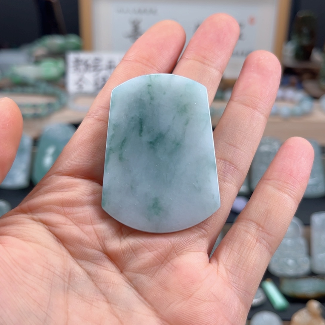 翡翠颈饰未镶嵌无事牌