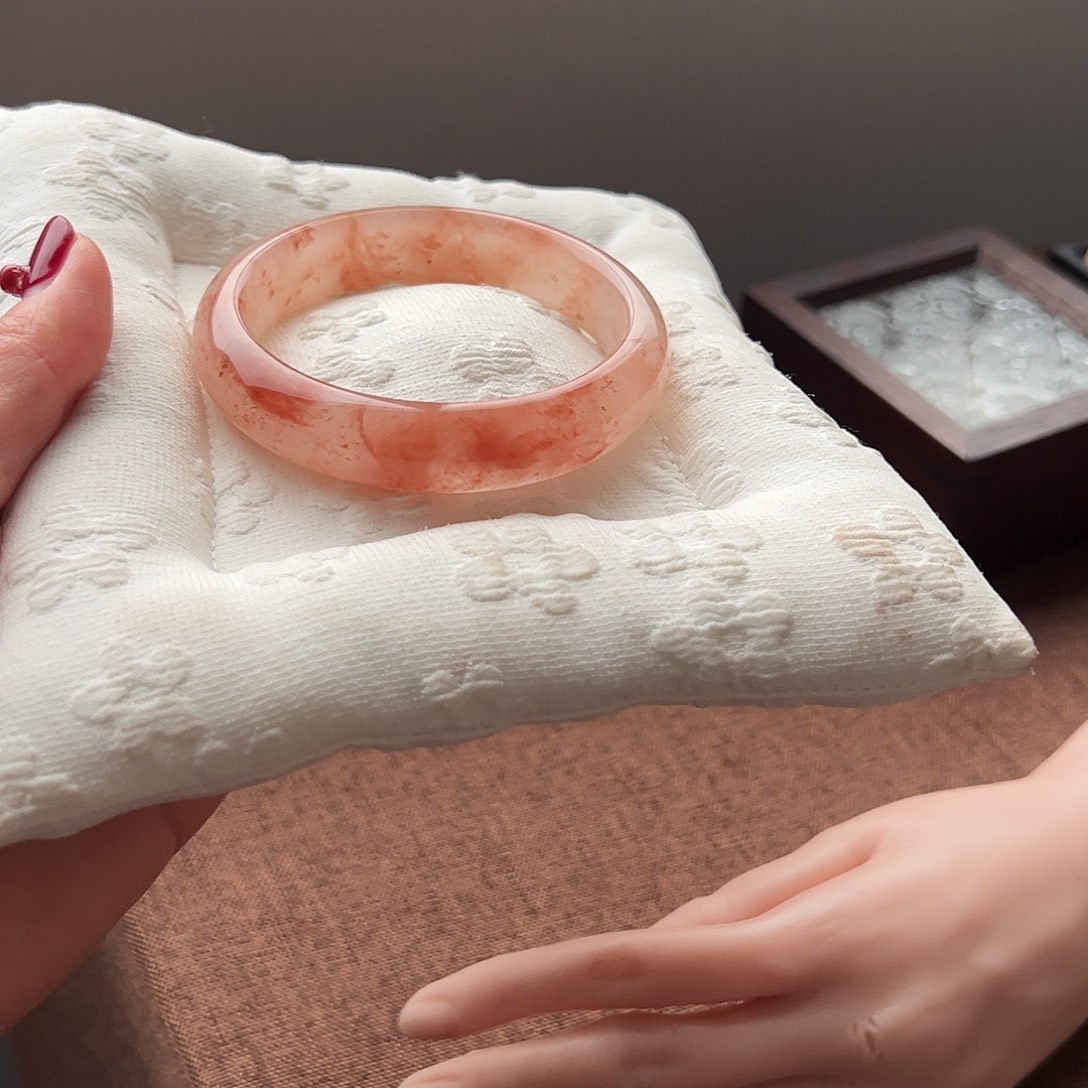 广***玉石英质玉未镶嵌手镯