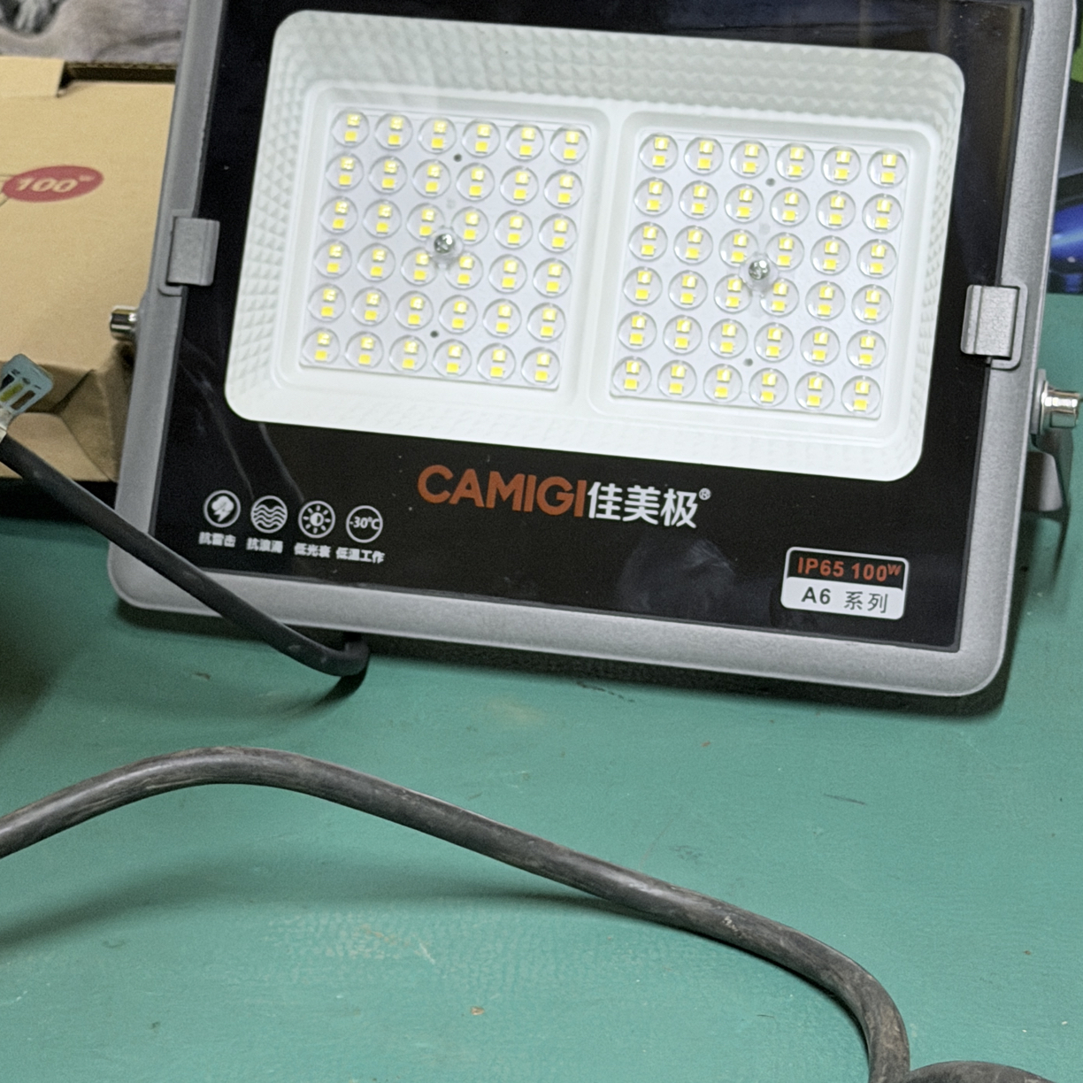 100瓦室外防水投光灯一台