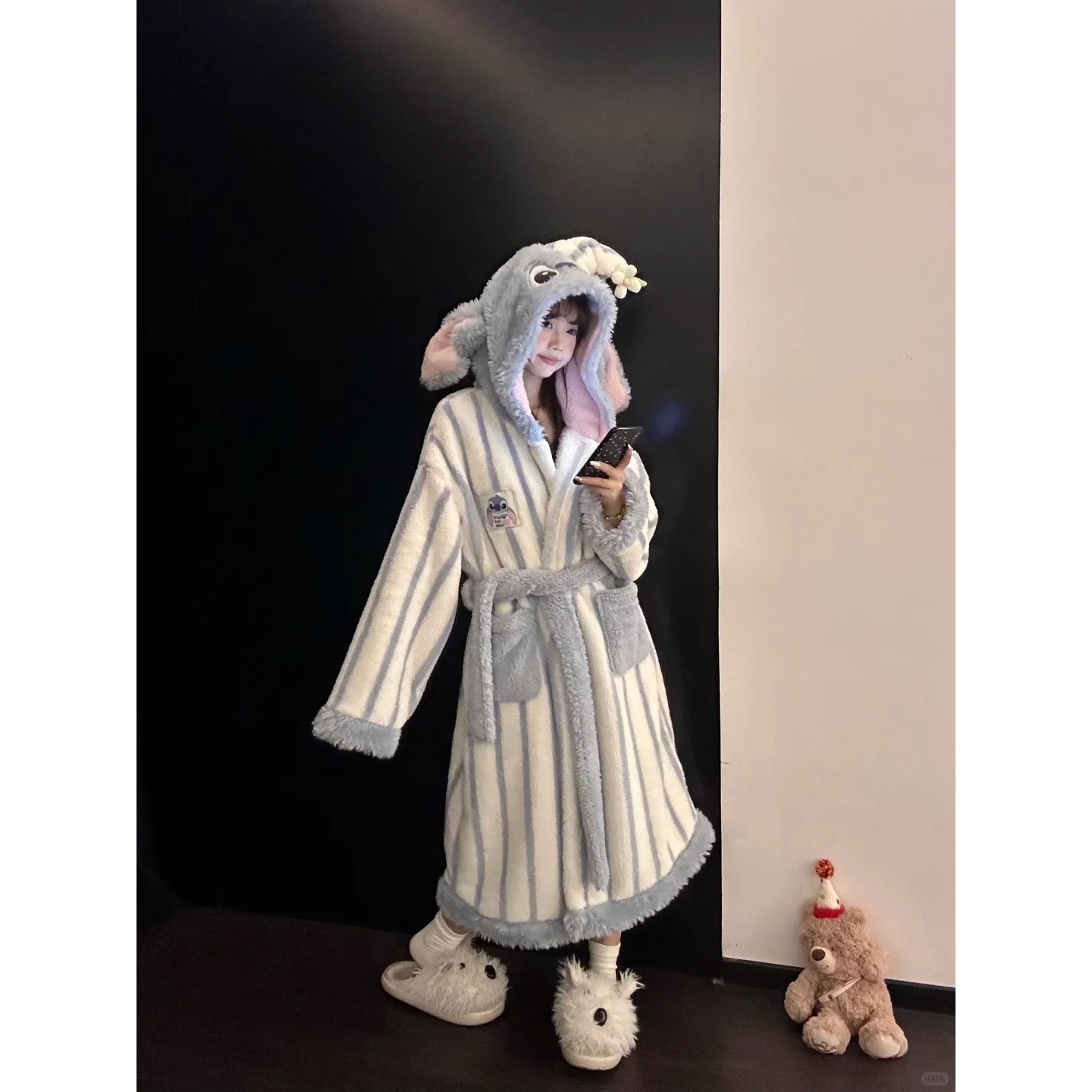 卡通史迪仔珊瑚绒连帽秋冬新款睡袍女保暖加厚可外穿睡裙家居服