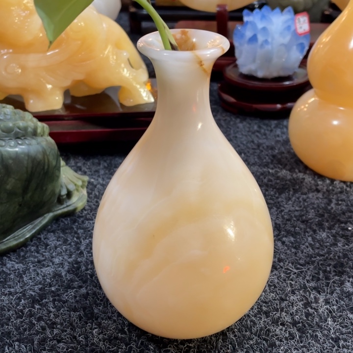 仆***间玉花瓶瑕疵处理摆件