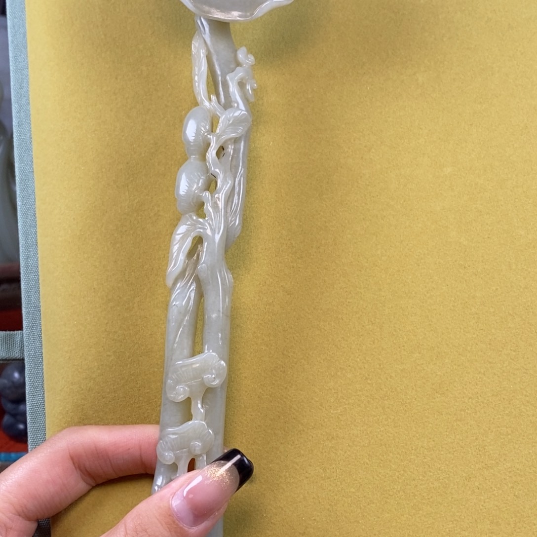 张***总和田玉未镶嵌挂件