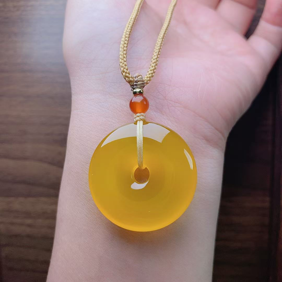 天然鸡油黄玛瑙玉髓平安扣吊坠男女同款佩戴绳子 