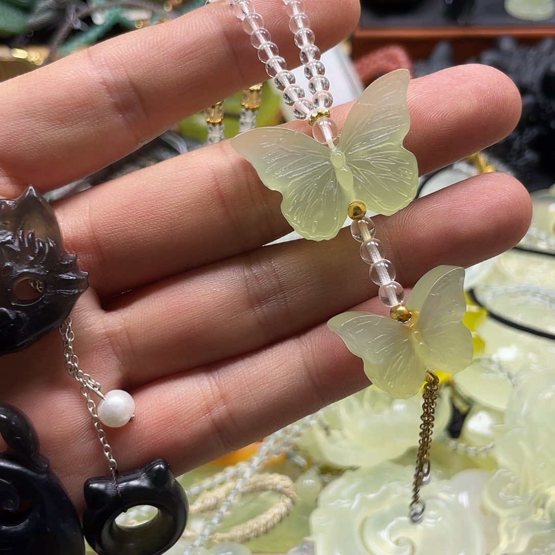 S***a蛇纹石玉未镶嵌颈饰