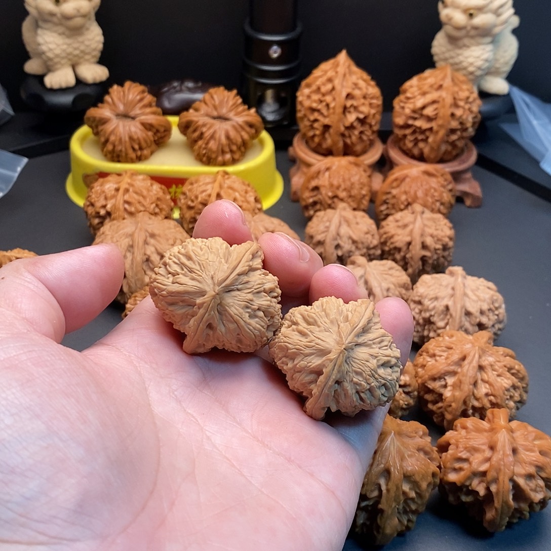 文玩核桃把件三角白放漏