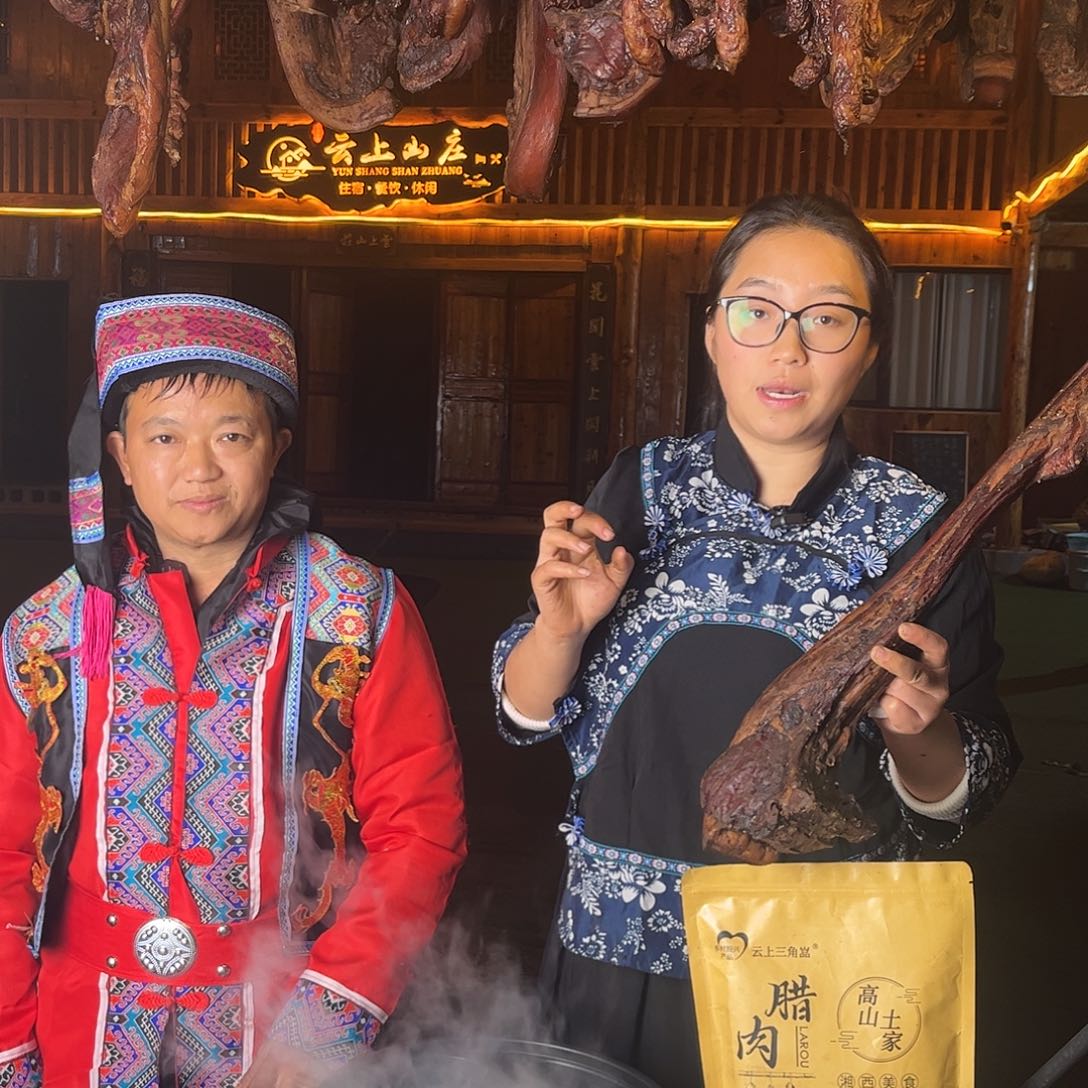 中国大陆一包腊肉一包香肠赠一袋酸菜